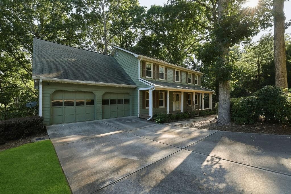 4 bedroom, 3 bathroom, 2,462 sq ft single family residence under contract at 3879 Winners Court, Marietta, GA 30062 — photo 2