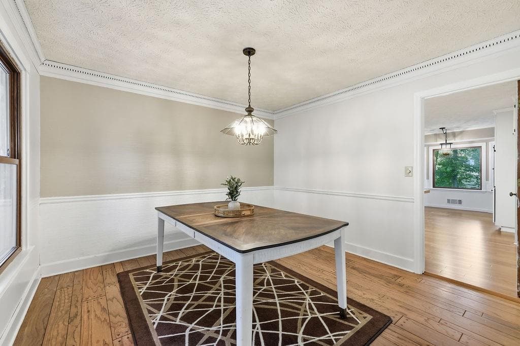 4 bedroom, 3 bathroom, 2,462 sq ft single family residence under contract at 3879 Winners Court, Marietta, GA 30062 — photo 4