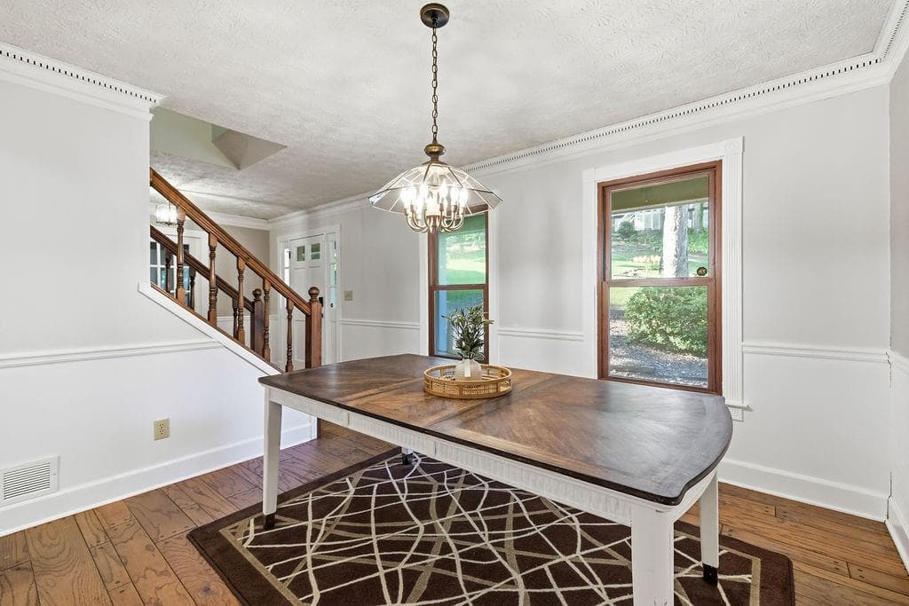 4 bedroom, 3 bathroom, 2,462 sq ft single family residence under contract at 3879 Winners Court, Marietta, GA 30062 — photo 5