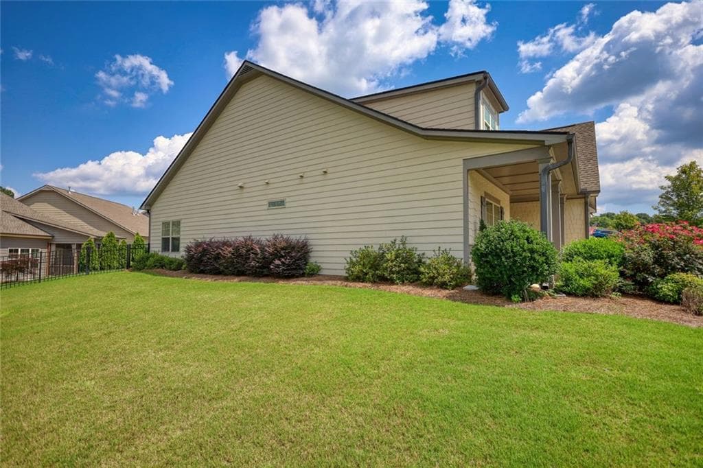 2 bedroom, 3 bathroom, 1,945 sq ft single family residence for sale at 301 Club Drive, Monroe, GA 30655 — photo 2