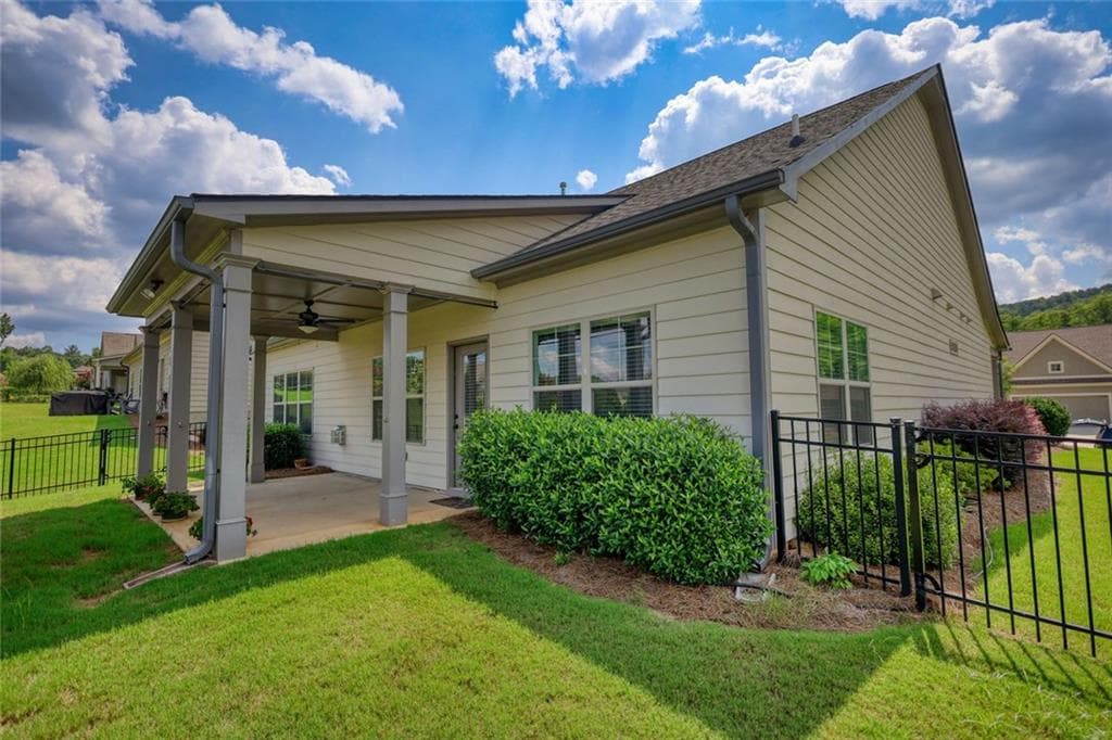 2 bedroom, 3 bathroom, 1,945 sq ft single family residence for sale at 301 Club Drive, Monroe, GA 30655 — photo 3