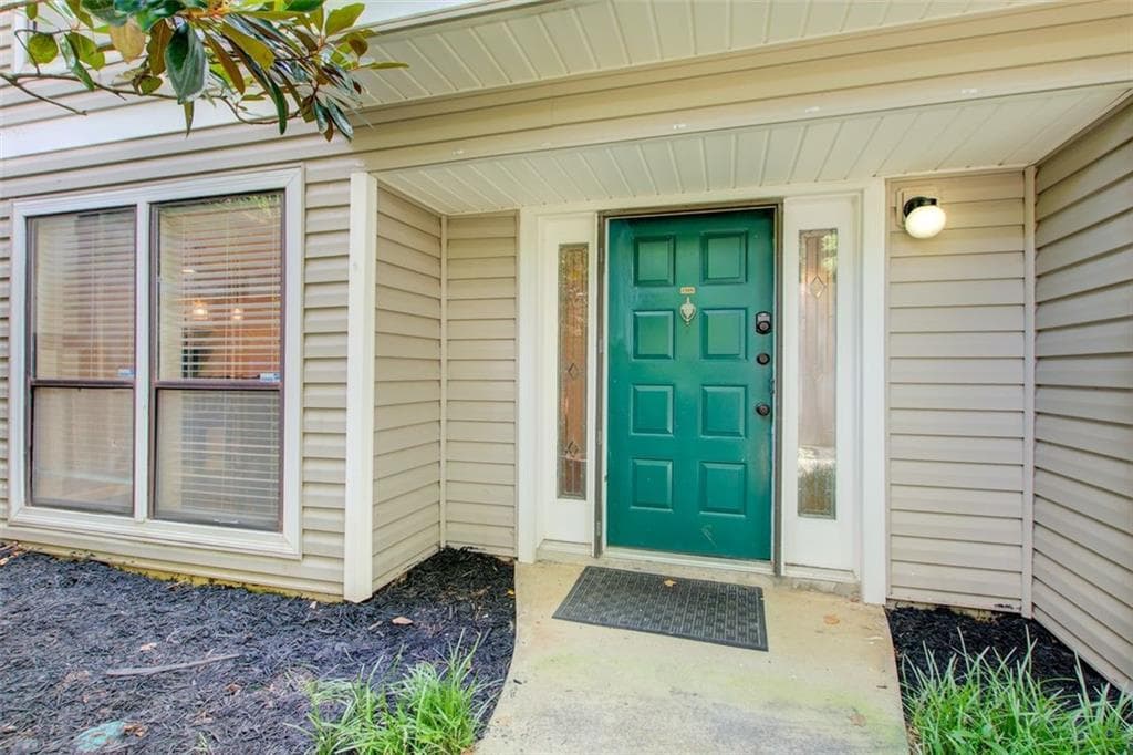 2 bedroom, 2 bathroom, 1,475 sq ft condominium for sale at 1306 Wynnes Ridge Circle, Marietta, GA 30067 — photo 1 of 40