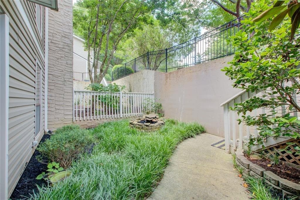 2 bedroom, 2 bathroom, 1,475 sq ft condominium for sale at 1306 Wynnes Ridge Circle, Marietta, GA 30067 — photo 4