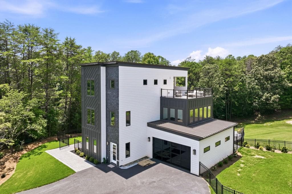 4 bedroom, 6 bathroom, 2,000 sq ft single family residence for sale at 84 Schwarzwald Strasse, Helen, GA 30545