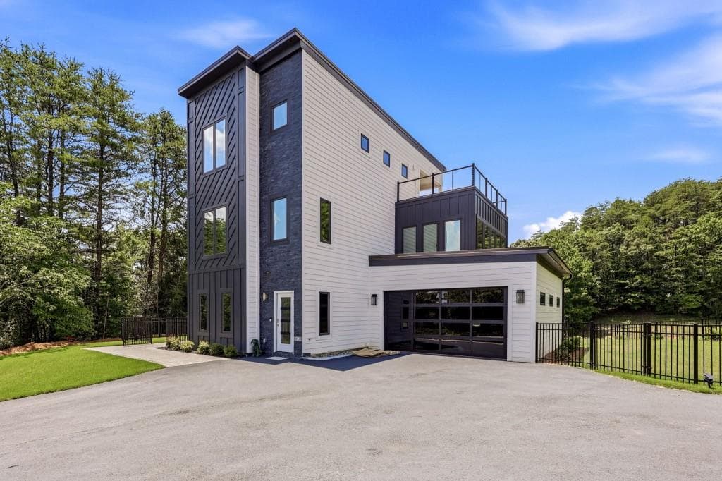 4 bedroom, 6 bathroom, 2,000 sq ft single family residence for sale at 84 Schwarzwald Strasse, Helen, GA 30545 — photo 4