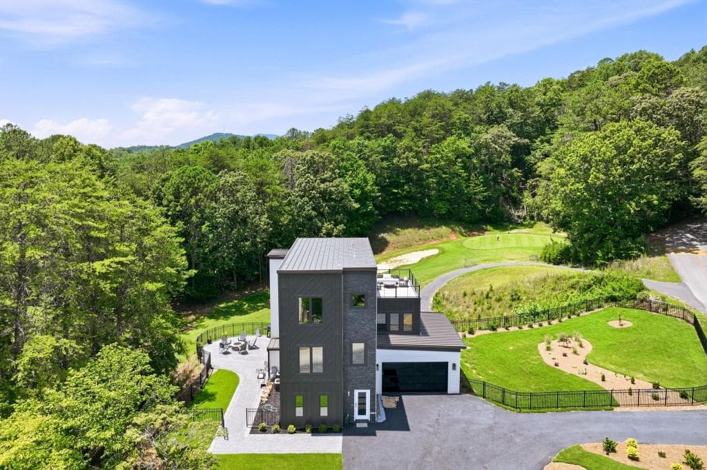 4 bedroom, 6 bathroom, 2,000 sq ft single family residence for sale at 84 Schwarzwald Strasse, Helen, GA 30545 — photo 7