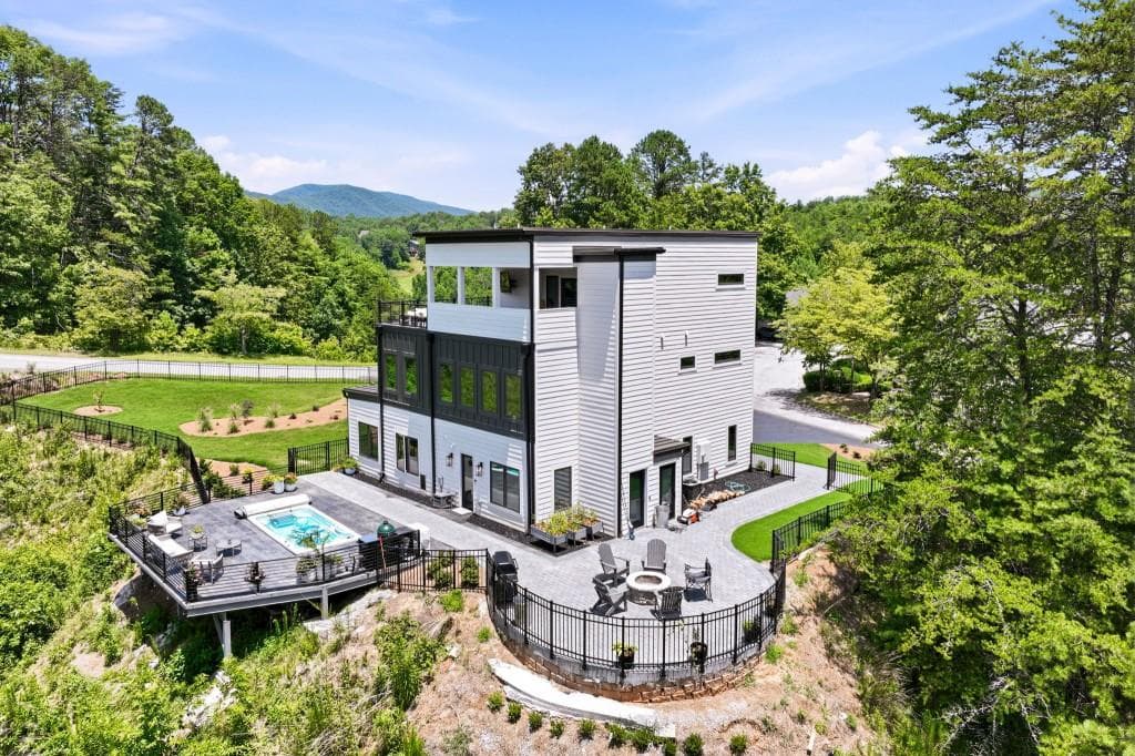 4 bedroom, 6 bathroom, 2,000 sq ft single family residence for sale at 84 Schwarzwald Strasse, Helen, GA 30545 — photo 8