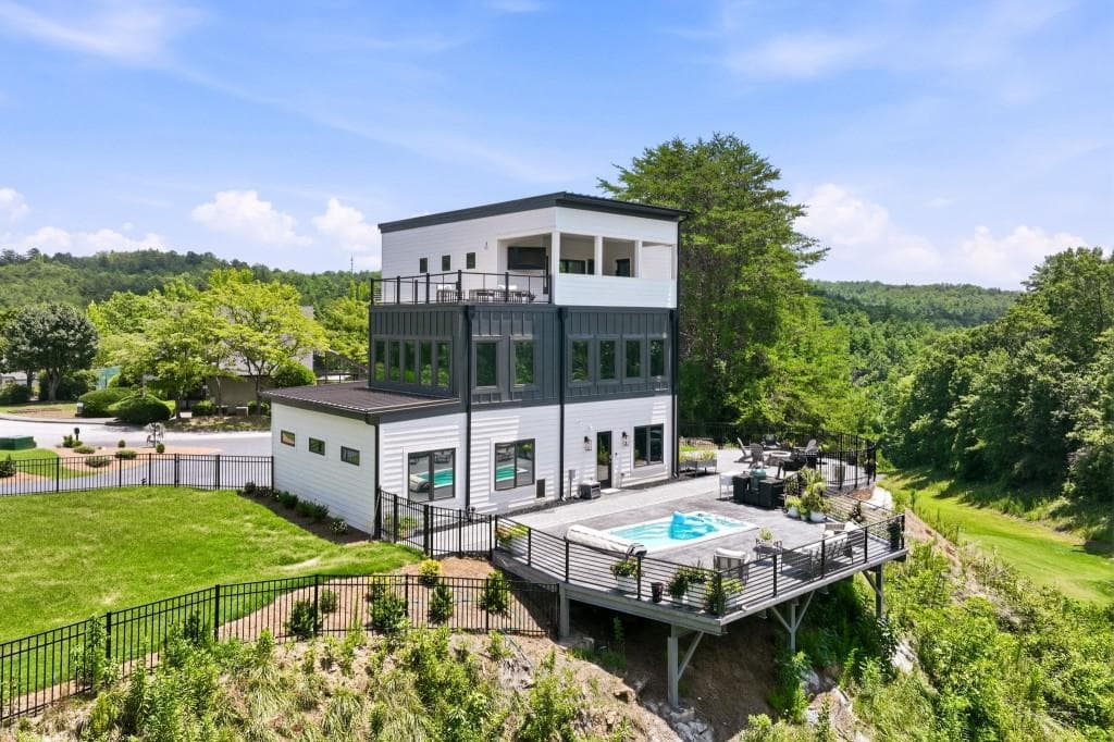 4 bedroom, 6 bathroom, 2,000 sq ft single family residence for sale at 84 Schwarzwald Strasse, Helen, GA 30545 — photo 9