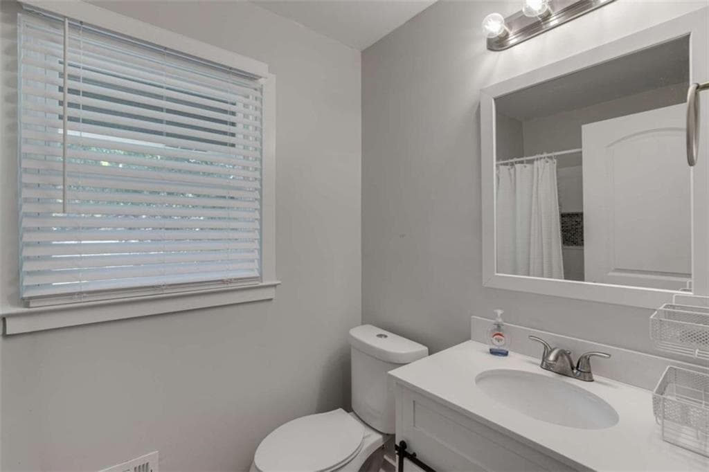 4 bedroom, 3 bathroom, 2,734 sq ft single family residence under contract at 3614 Revere Road, Atlanta, GA 30331 — photo 8