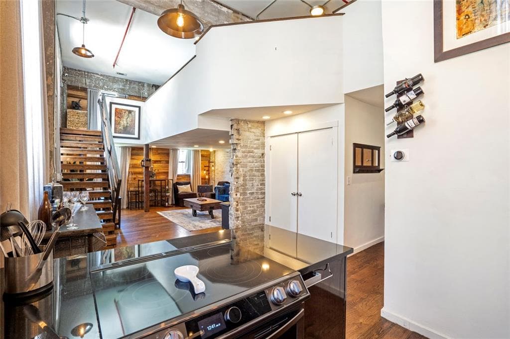 1 bedroom, 1 bathroom, 926 sq ft condominium for rent at 650 Glen Iris Drive 30, Atlanta, GA 30308 for $2,475 a month — photo 1 of 27