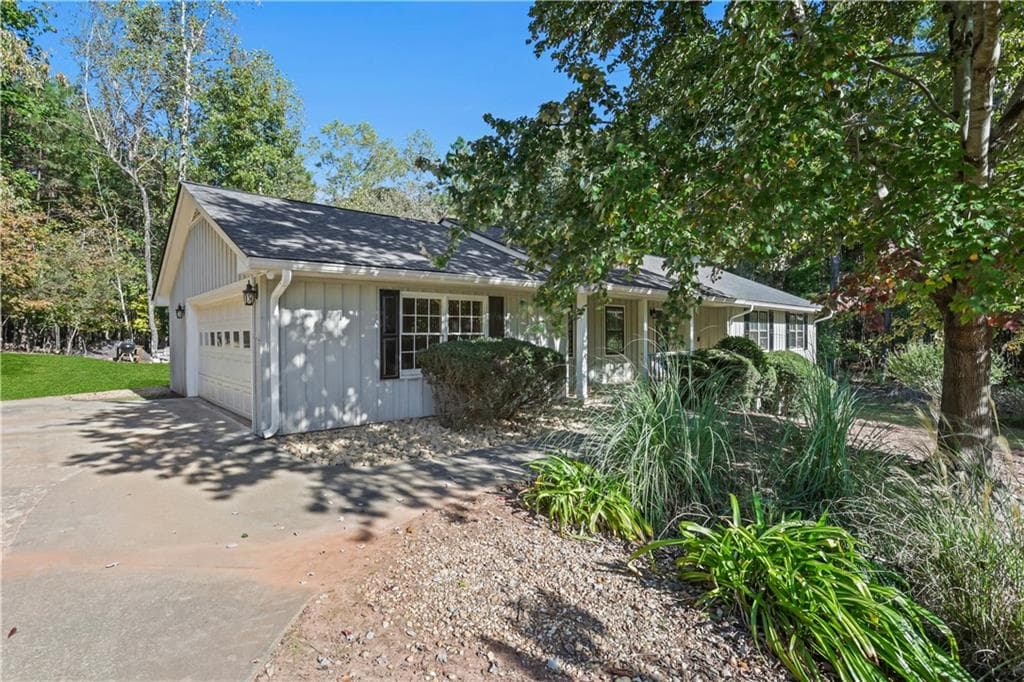 4 bedroom, 3 bathroom, 1,672 sq ft single family residence for rent at 4684 Ben Hill Drive, Oakwood, GA 30566 for $2,200 a month — photo 4