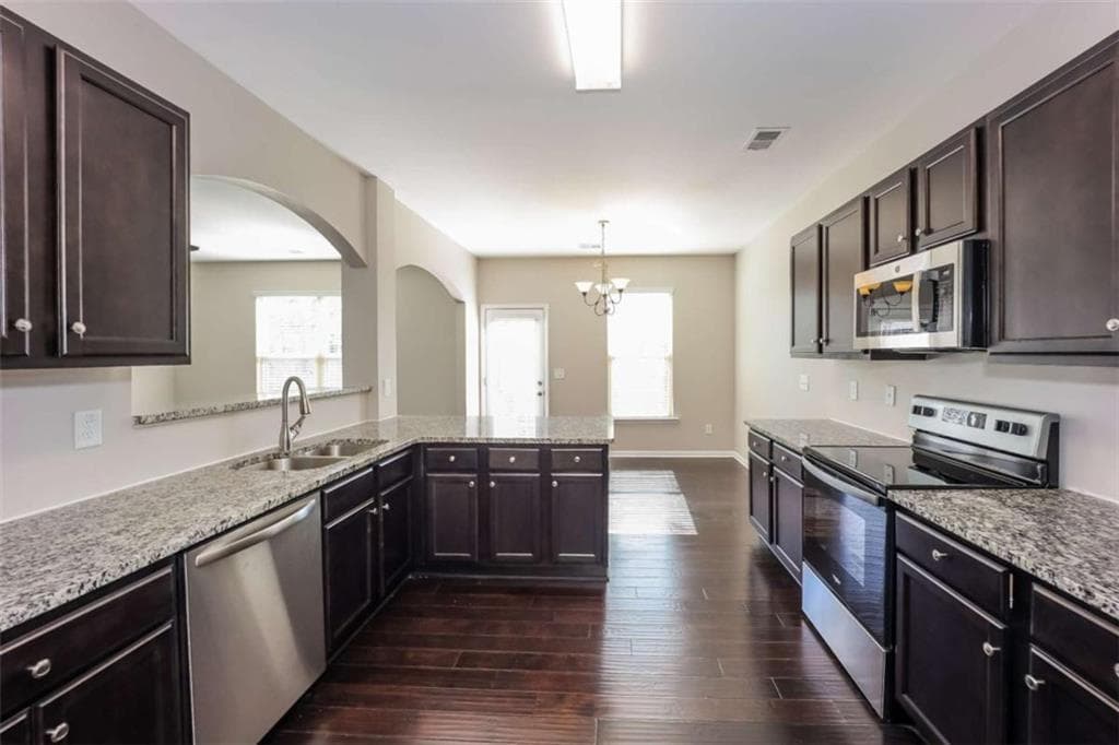 4 bedroom, 3 bathroom, 2,071 sq ft single family residence under contract at 110 Seabreeze Court, Newnan, GA 30265 — photo 7