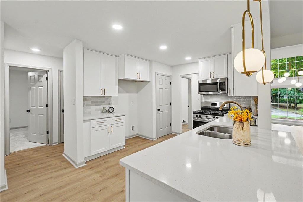 6 bedroom, 3 bathroom, 3,984 sq ft single family residence under contract at 265 Lakeview Lane, Hiram, GA 30141 — photo 2