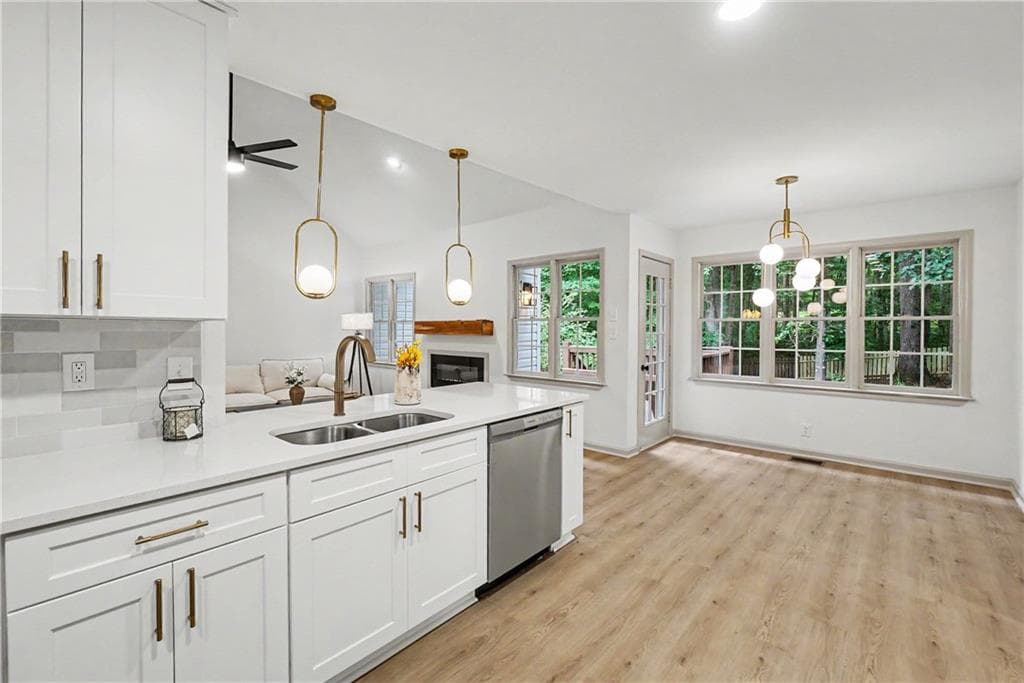 6 bedroom, 3 bathroom, 3,984 sq ft single family residence under contract at 265 Lakeview Lane, Hiram, GA 30141 — photo 3
