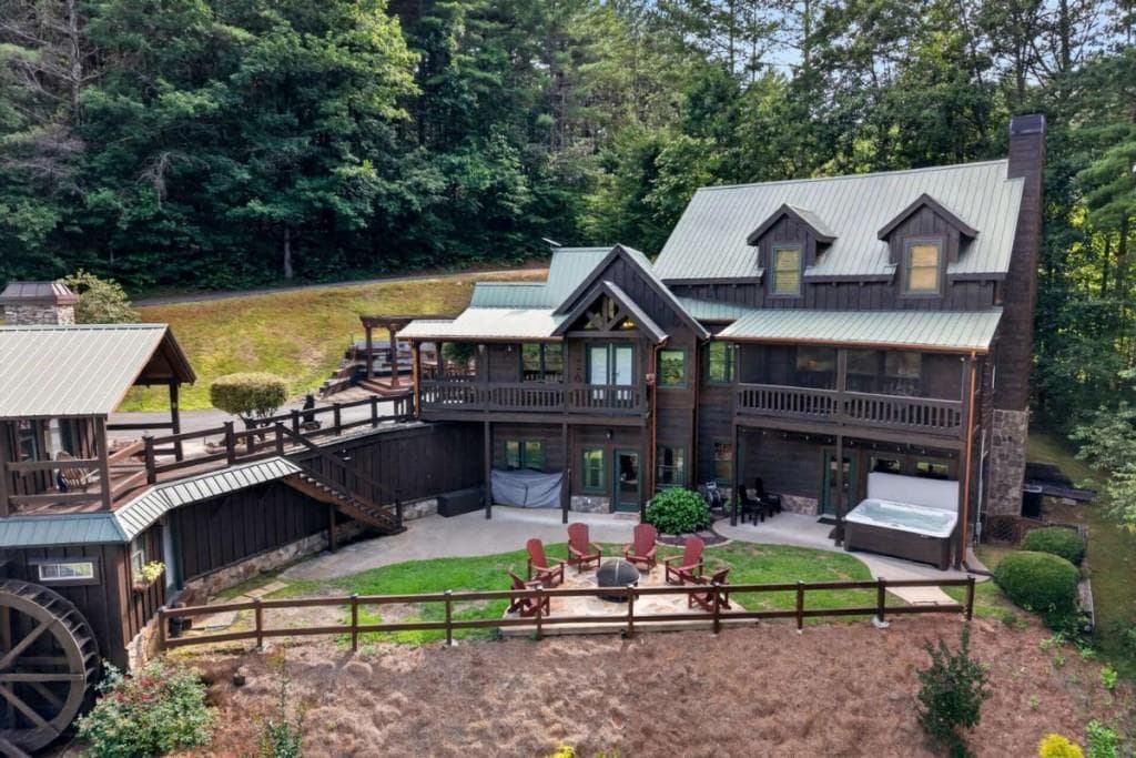 3 bedroom, 3 bathroom, 2,810 sq ft single family residence for sale at 24 Twin Lakes Road, Blue Ridge, GA 30513