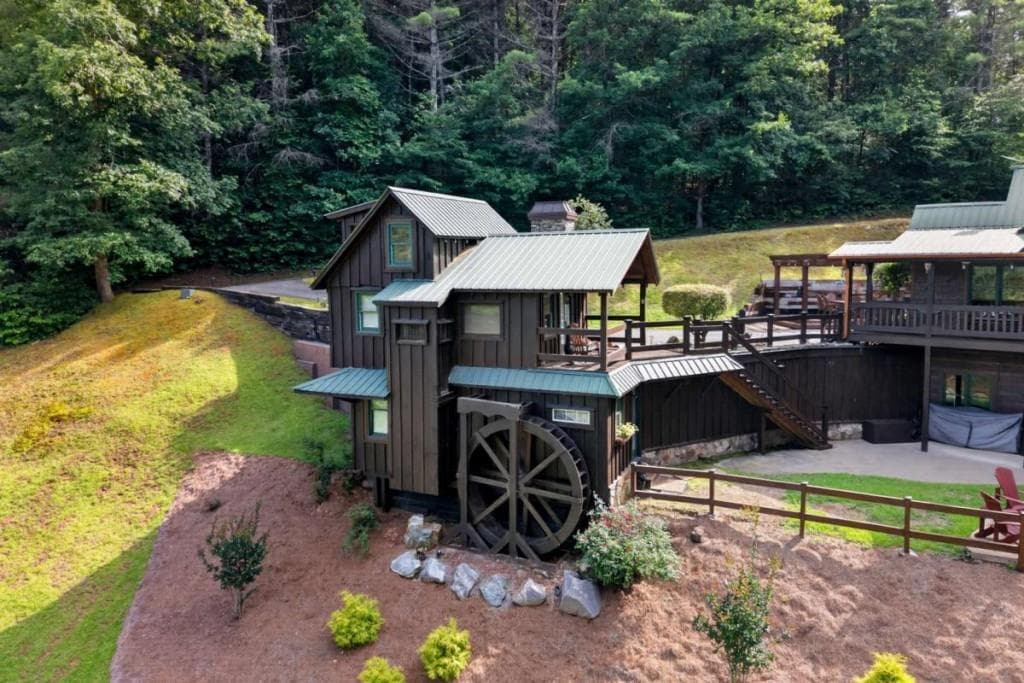 3 bedroom, 3 bathroom, 2,810 sq ft single family residence for sale at 24 Twin Lakes Road, Blue Ridge, GA 30513 — photo 2