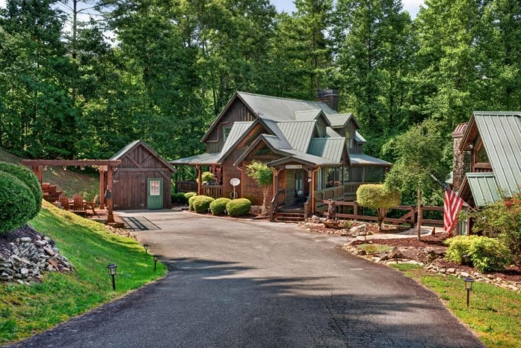 3 bedroom, 3 bathroom, 2,810 sq ft single family residence for sale at 24 Twin Lakes Road, Blue Ridge, GA 30513 — photo 3