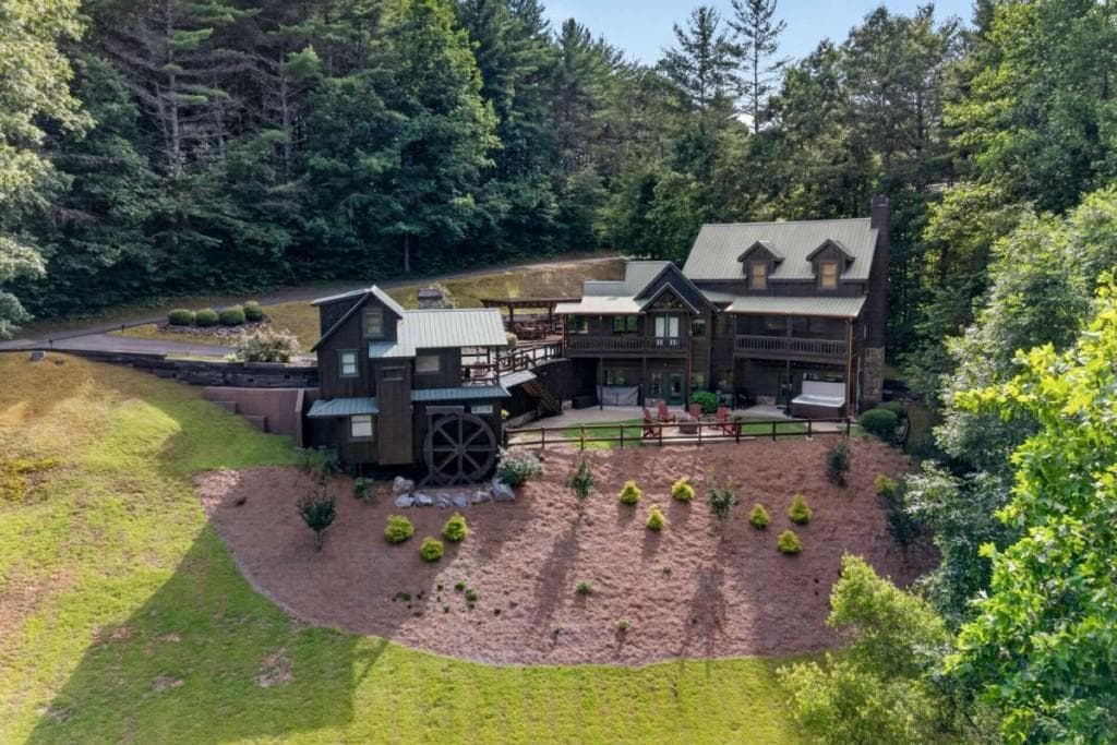 3 bedroom, 3 bathroom, 2,810 sq ft single family residence for sale at 24 Twin Lakes Road, Blue Ridge, GA 30513 — photo 5