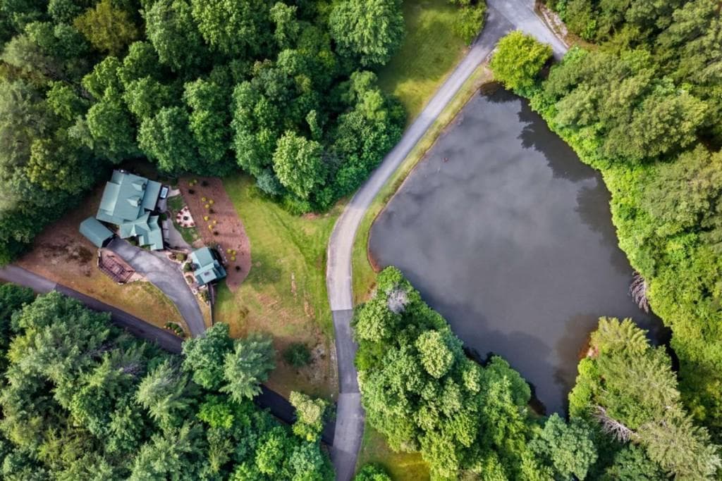 3 bedroom, 3 bathroom, 2,810 sq ft single family residence for sale at 24 Twin Lakes Road, Blue Ridge, GA 30513 — photo 8