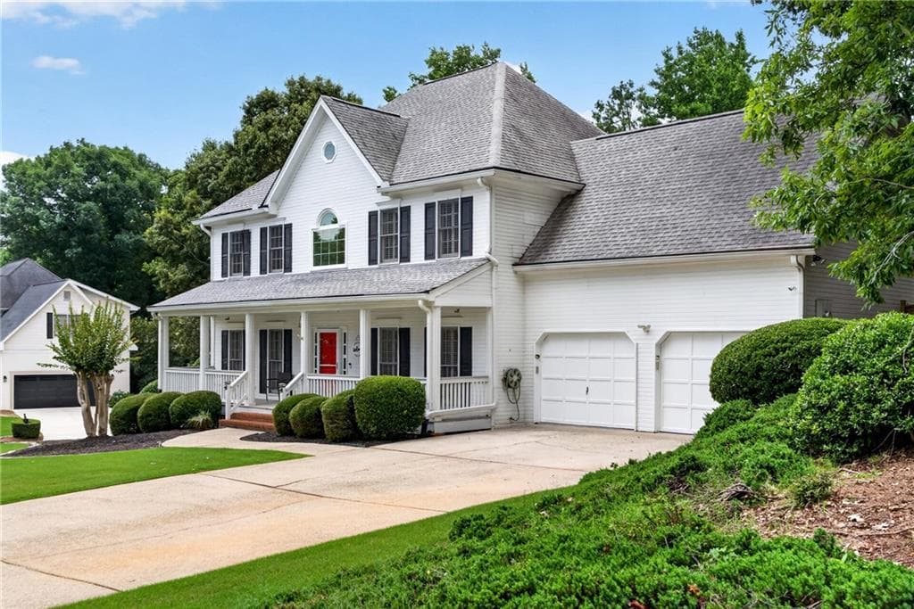 6 bedroom, 4 bathroom, 5,262 sq ft single family residence for sale at 10630 Wren Ridge Road, Johns Creek, GA 30022 — photo 3