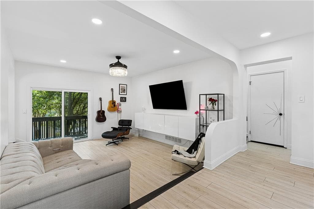 3 bedroom, 2 bathroom, 2,388 sq ft single family residence for sale at 700 Cedar Knoll Drive, Roswell, GA 30076 — photo 3