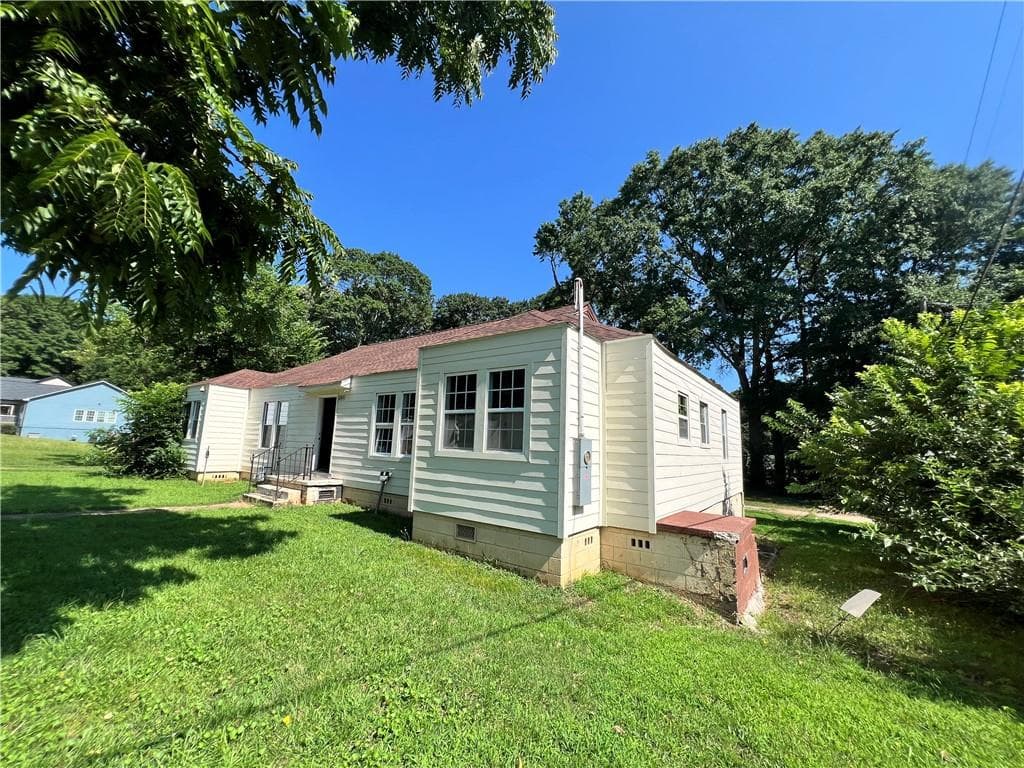 4 bedroom, 2 bathroom, 1,800 sq ft single family residence under contract at 1241 Lyle Avenue, East Point, GA 30344 — photo 3