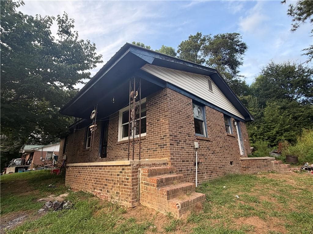3 bedroom, 1 bathroom, 1,075 sq ft single family residence under contract at 1018 Scott Brown Road, Fairmount, GA 30139 — photo 2