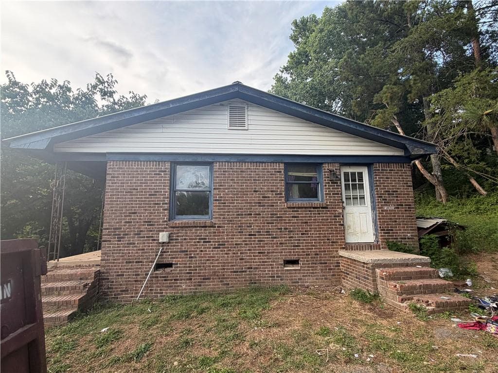 3 bedroom, 1 bathroom, 1,075 sq ft single family residence under contract at 1018 Scott Brown Road, Fairmount, GA 30139 — photo 3