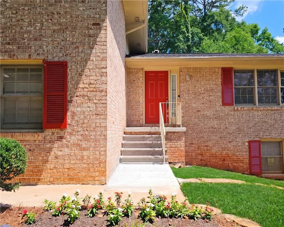 5 bedroom, 4 bathroom, 2,218 sq ft single family residence for sale at 4828 Scotland Drive, Stone Mountain, GA 30088 — photo 2