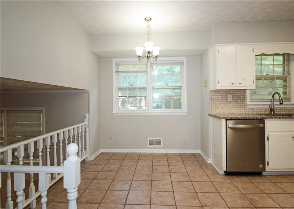 5 bedroom, 4 bathroom, 2,218 sq ft single family residence for sale at 4828 Scotland Drive, Stone Mountain, GA 30088 — photo 7