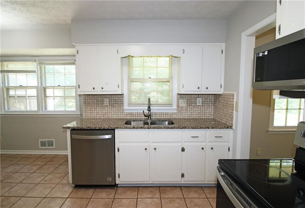 5 bedroom, 4 bathroom, 2,218 sq ft single family residence for sale at 4828 Scotland Drive, Stone Mountain, GA 30088 — photo 10
