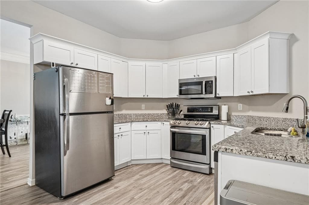 4 bedroom, 3 bathroom, 2,264 sq ft single family residence for sale at 2182 Fall Creek Lodge, Loganville, GA 30052 — photo 6