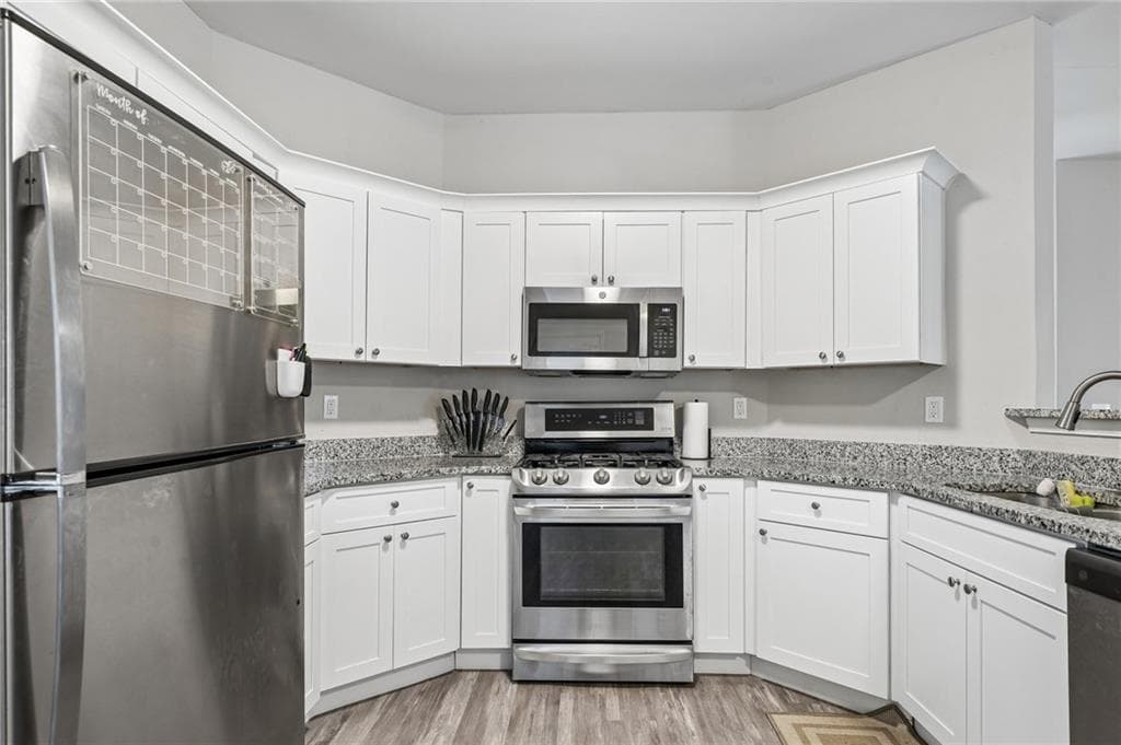 4 bedroom, 3 bathroom, 2,264 sq ft single family residence for sale at 2182 Fall Creek Lodge, Loganville, GA 30052 — photo 7