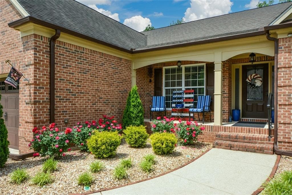 4 bedroom, 3 bathroom, 4,182 sq ft single family residence under contract at 4332 CHESTERFIELD Court, Buford, GA 30518 — photo 5