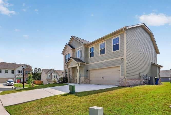 4 bedroom, 3 bathroom, 2,662 sq ft single family residence for sale at 4005 Diane Lane, Fayetteville, GA 30214 — photo 3