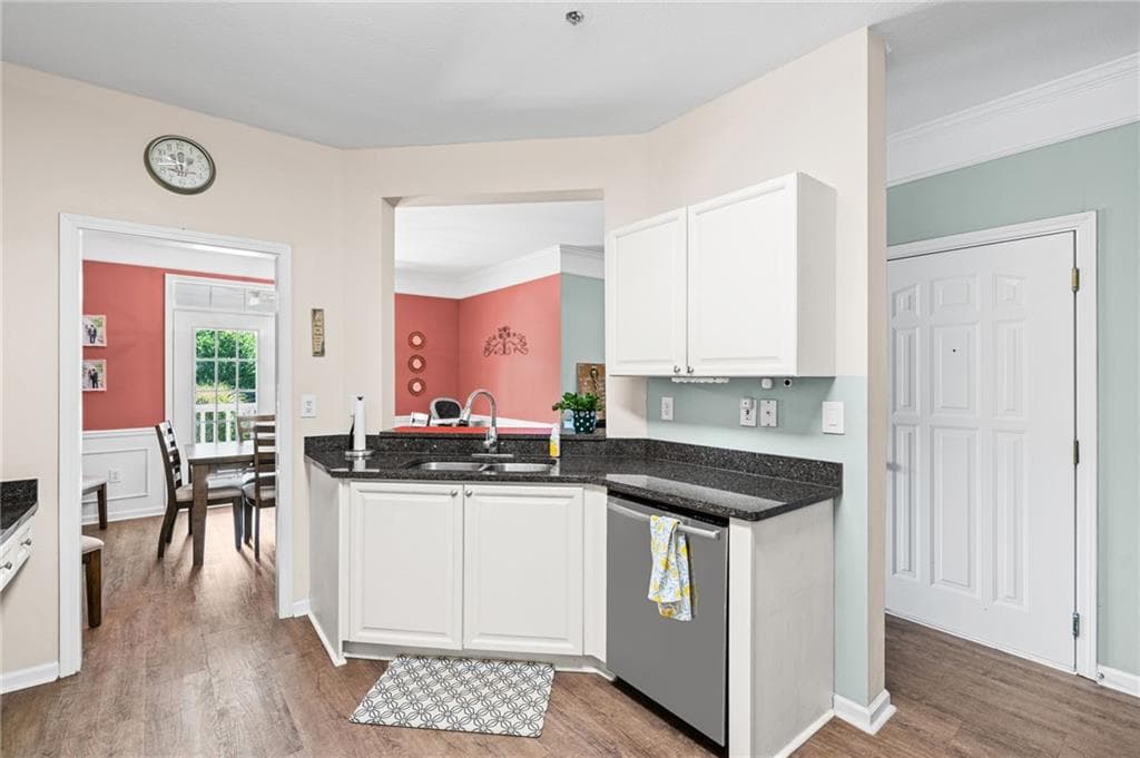 3 bedroom, 3 bathroom, 2,006 sq ft condominium for sale at 111 Edinburgh Court, Alpharetta, GA 30004 — photo 9