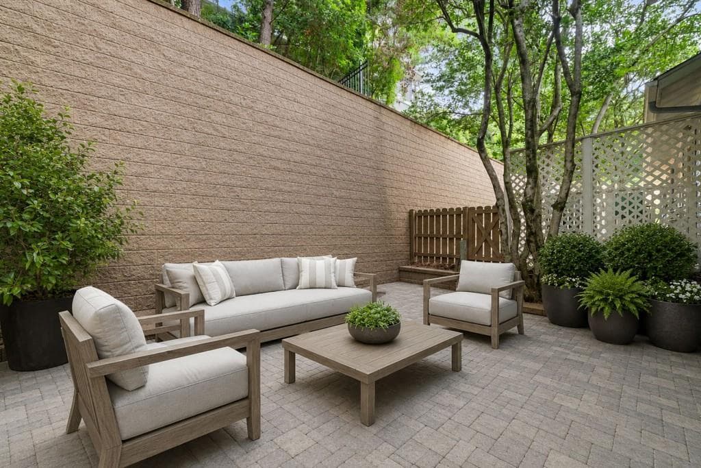 3 bedroom, 3 bathroom, 1,671 sq ft townhouse sold at 1069 Woodbridge Hollow, Atlanta, GA 30306