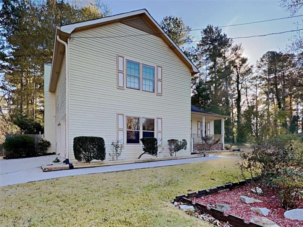3 bedroom, 3 bathroom, 1,996 sq ft single family residence under contract at 2537 Kings Pistol Court, Grayson, GA 30017 — photo 2