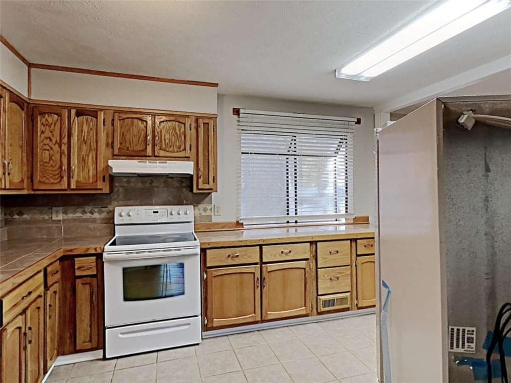 3 bedroom, 3 bathroom, 1,996 sq ft single family residence under contract at 2537 Kings Pistol Court, Grayson, GA 30017 — photo 7