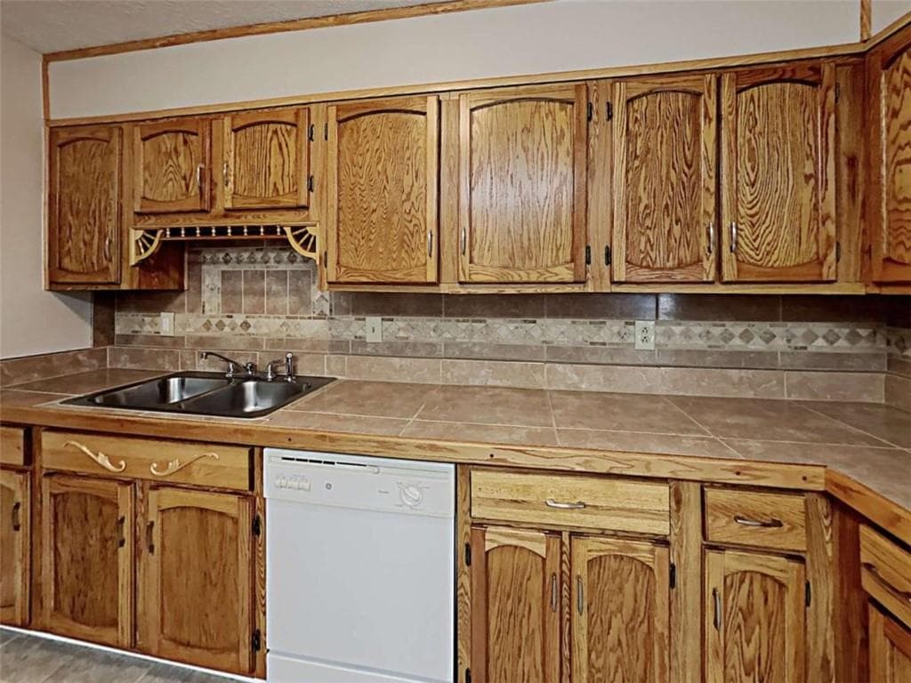 3 bedroom, 3 bathroom, 1,996 sq ft single family residence under contract at 2537 Kings Pistol Court, Grayson, GA 30017 — photo 9
