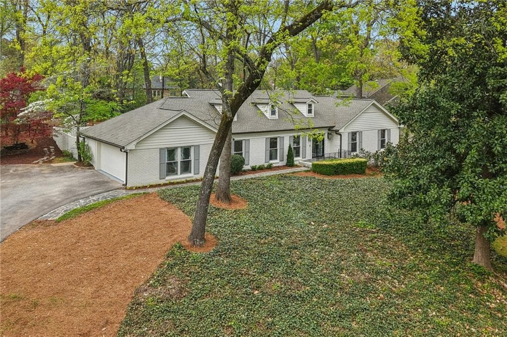 4 bedroom, 3 bathroom, 2,951 sq ft single family residence under contract at 6335 Aberdeen Drive, Atlanta, GA 30328 — photo 4