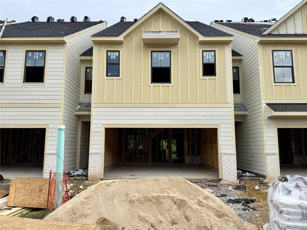 3 bedroom, 3 bathroom, 1,855 sq ft townhouse under contract at 2939 Crystal Springs Point 157, Gainesville, GA 30507