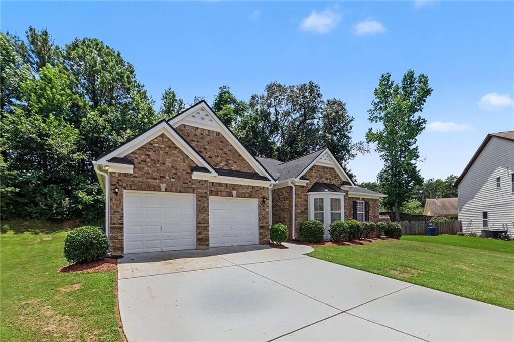 3 bedroom, 2 bathroom, 3,036 sq ft single family residence under contract at 425 Tell Circle, Atlanta, GA 30331 — photo 2