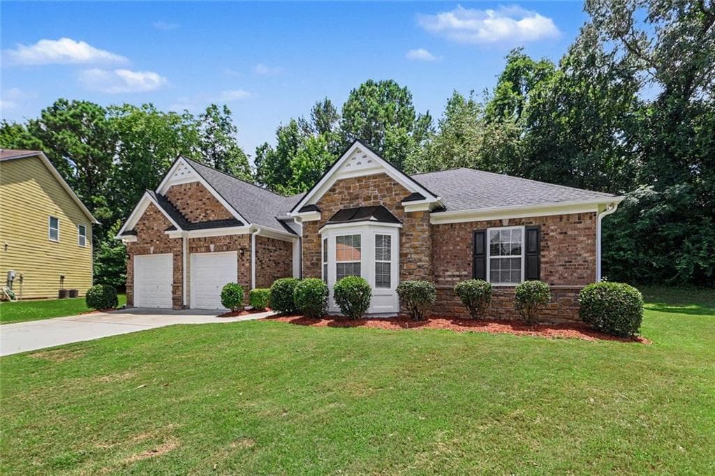 3 bedroom, 2 bathroom, 3,036 sq ft single family residence under contract at 425 Tell Circle, Atlanta, GA 30331 — photo 3