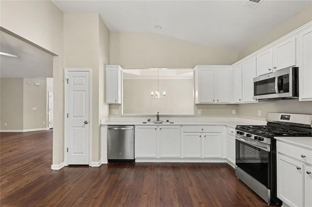 3 bedroom, 2 bathroom, 3,036 sq ft single family residence under contract at 425 Tell Circle, Atlanta, GA 30331 — photo 10