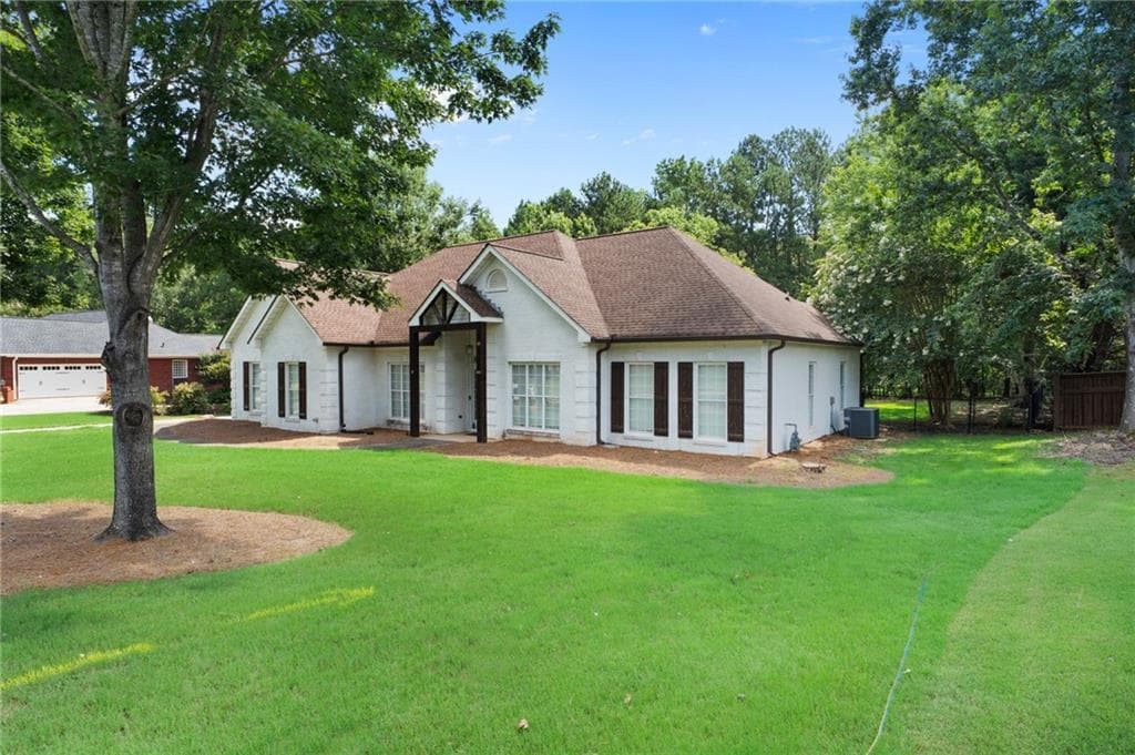 3 bedroom, 3 bathroom, 2,162 sq ft single family residence for sale at 178 Ashley Drive, Mcdonough, GA 30252 — photo 3