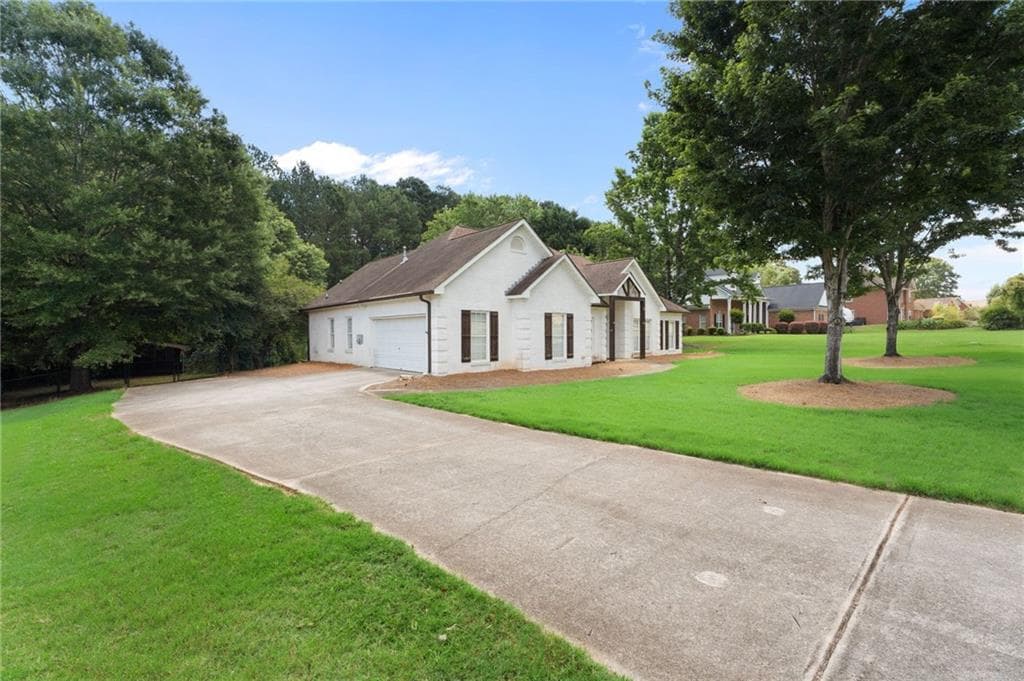 3 bedroom, 3 bathroom, 2,162 sq ft single family residence for sale at 178 Ashley Drive, Mcdonough, GA 30252 — photo 4