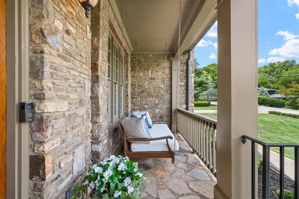 7 bedroom, 6 bathroom, 7,113 sq ft single family residence under contract at 1084 West Nancy Creek Drive, Atlanta, GA 30319 — photo 4
