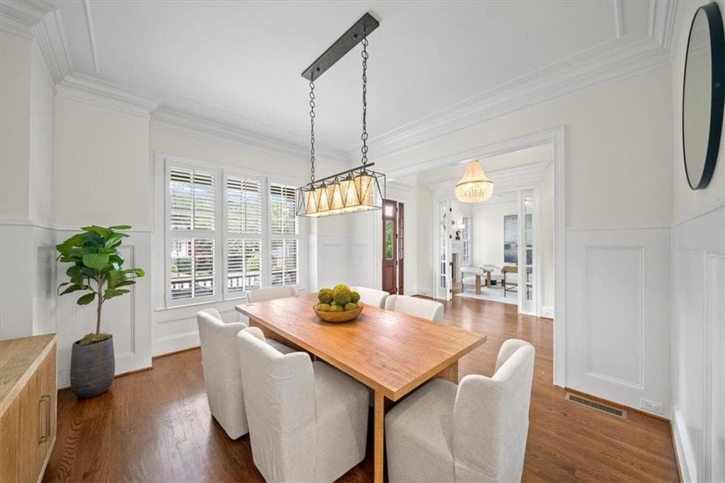 7 bedroom, 6 bathroom, 7,113 sq ft single family residence under contract at 1084 West Nancy Creek Drive, Atlanta, GA 30319 — photo 8