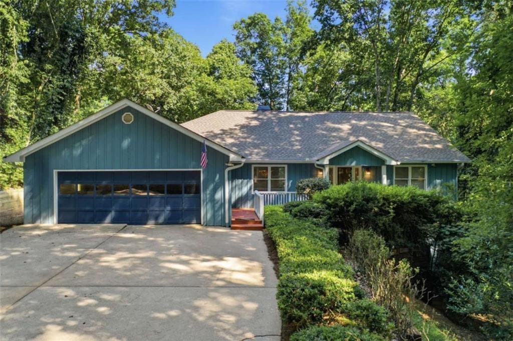 6 bedroom, 3 bathroom, 4,015 sq ft single family residence for sale at 8170 Old Mill Drive, Gainesville, GA 30506 — photo 4